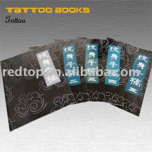 Diseño del amo del tatuaje libro usado y cuadro y flash